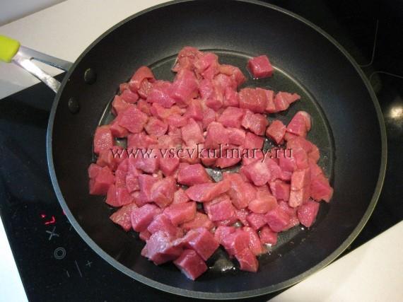 В прогретую с растительным маслом сковороду, поместить мясо, посолить и жарить примерно час на небольшом огне.