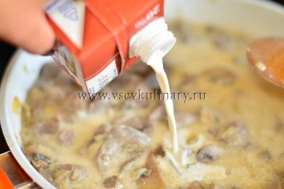 Налейте в сковороду сливки, посолите и добавьте щепотку мускатного ореха для аромата.