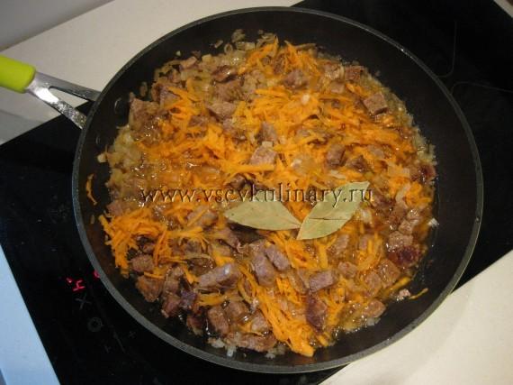 Спустя час в мясо добавить лук, морковь, черный перец, несколько лавровых листов и залить кипяченой водой