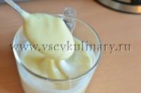 Для крема просто смешайте полстакана сметаны и 5-7 ст.л. сгущенного молока или сливок