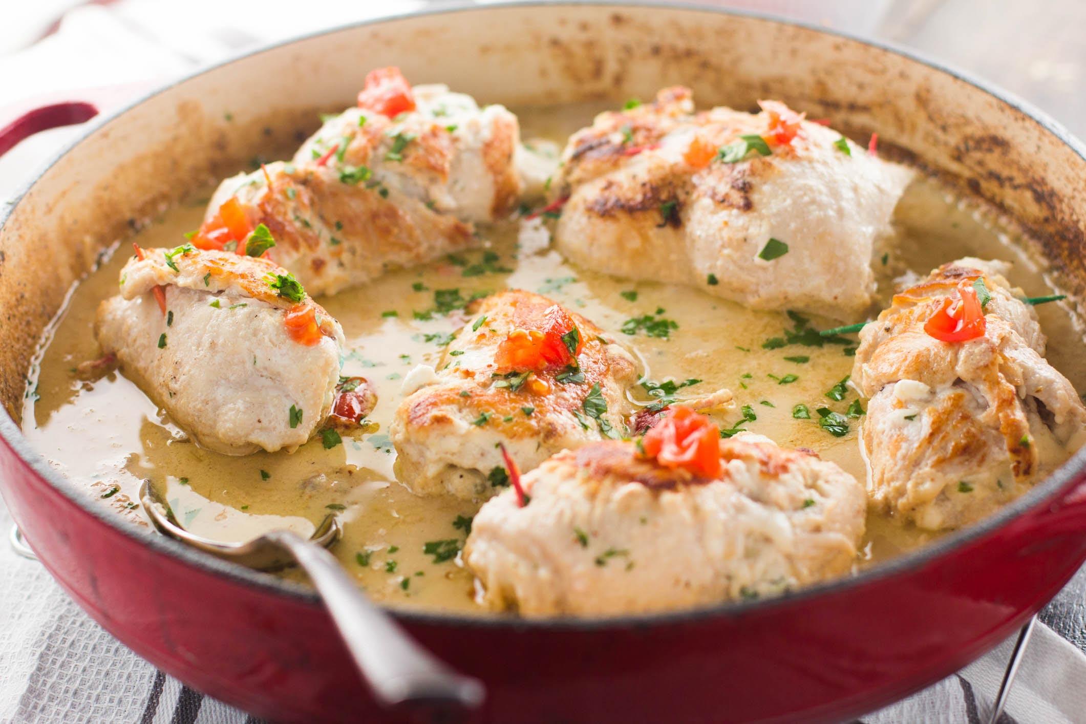 Что вкусное можно приготовить из куриного филе. Блюда из курицы. Грудка в сливочном соусе. Курица в сливочно-чесночном соусе. Курица в сырном соусе.
