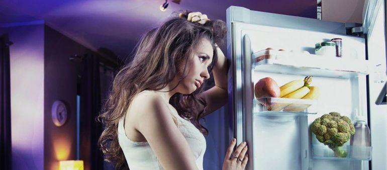 Девушка возле холодильника