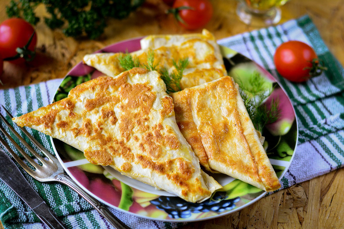 Треугольники из лаваша с сыром на сковороде: рецепт с фото пошагово