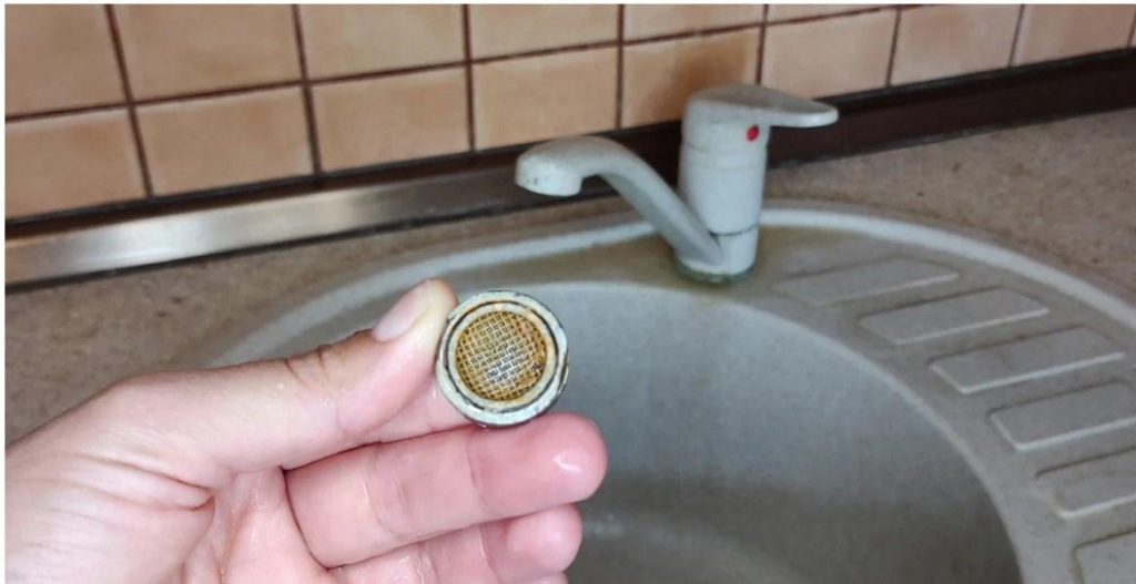 Уже устала от слабого напора воды в кране. Узнала, что дело может быть ...